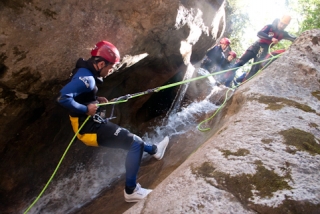 Rapelando en el barranco de iniciación